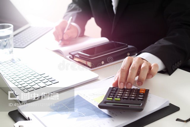 与财务部门合作的商人手关于成本和计算器businessman hand working with finances about cost and calculator
