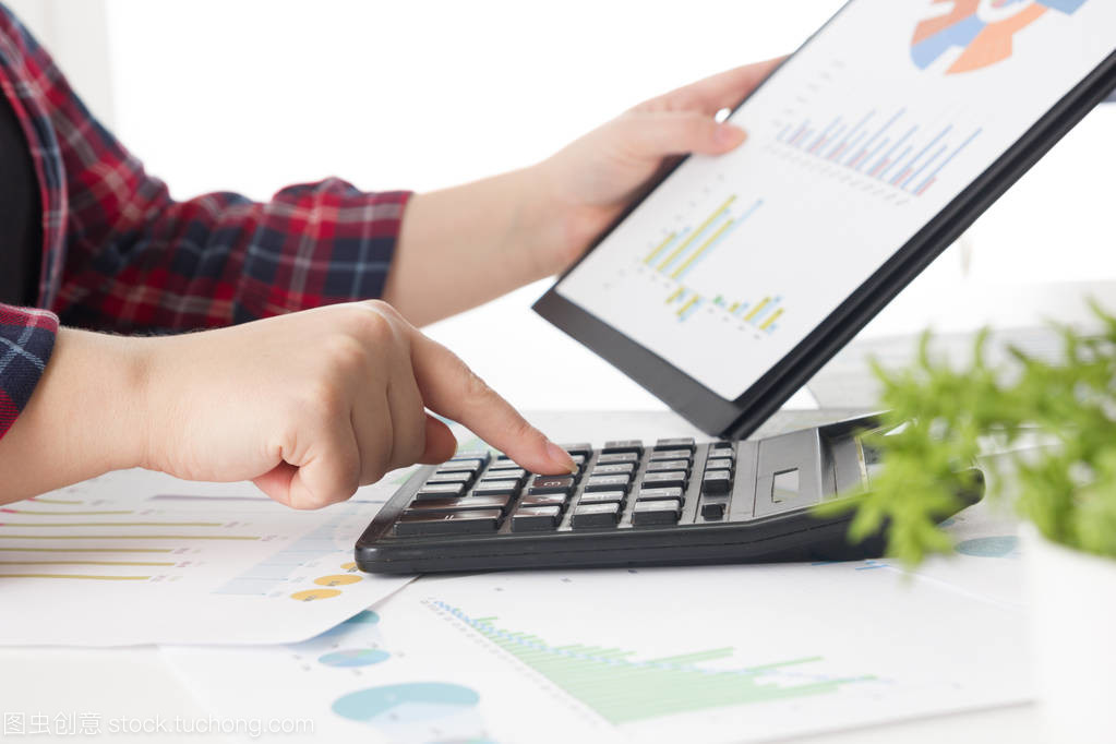 商务团队会议出席. 专业投资者使用新的启动项目。财务经理任务