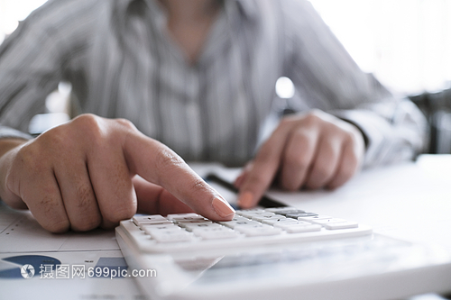 财务员检查核对账目